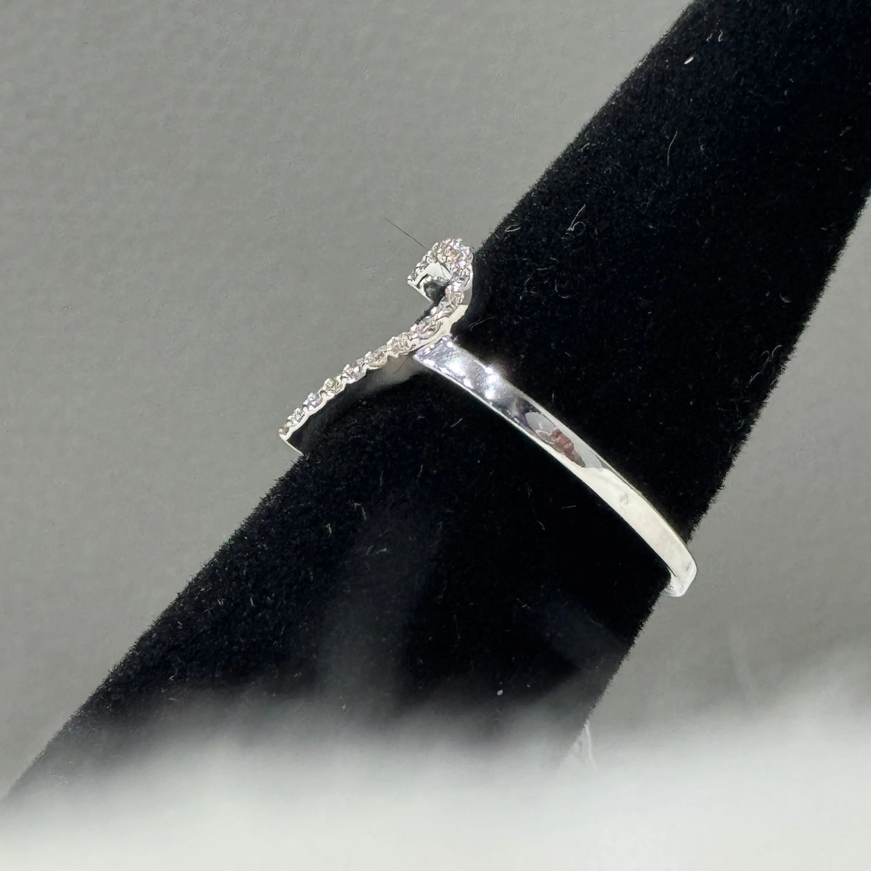 10K White Gold Diamond Heart Ring 0.28Ct Dia / 2.3gr / Size 7