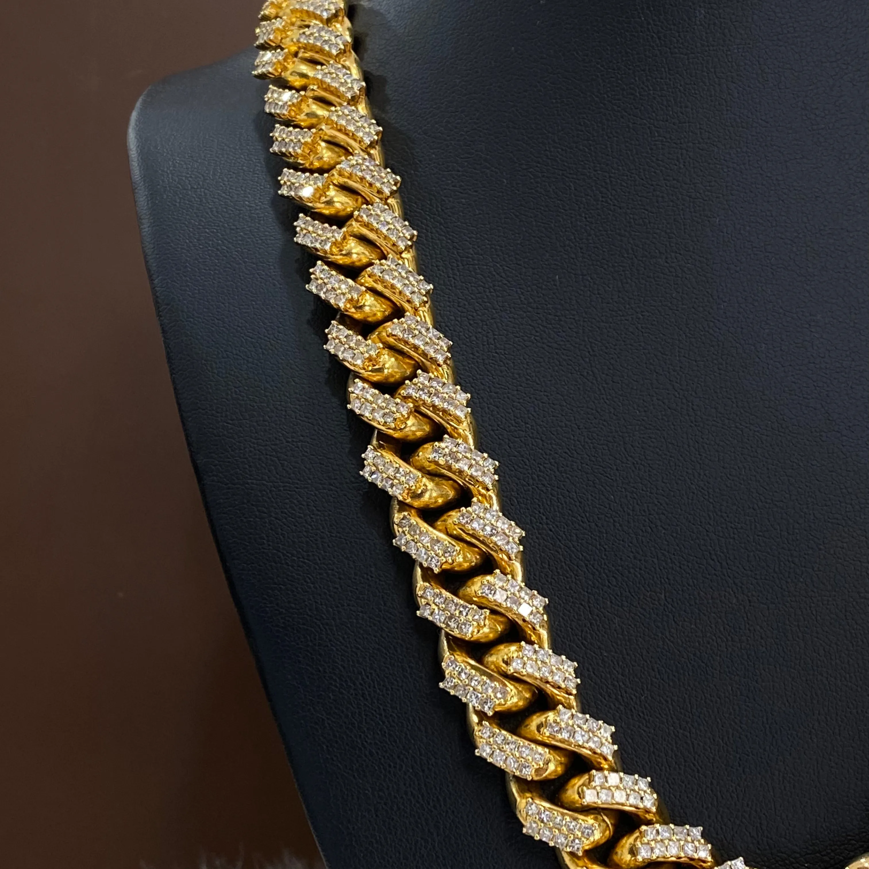 10K Yellow Gold Bustdown Cuban Link Chain With Diamond / 394.7gr / 17mm / 22in