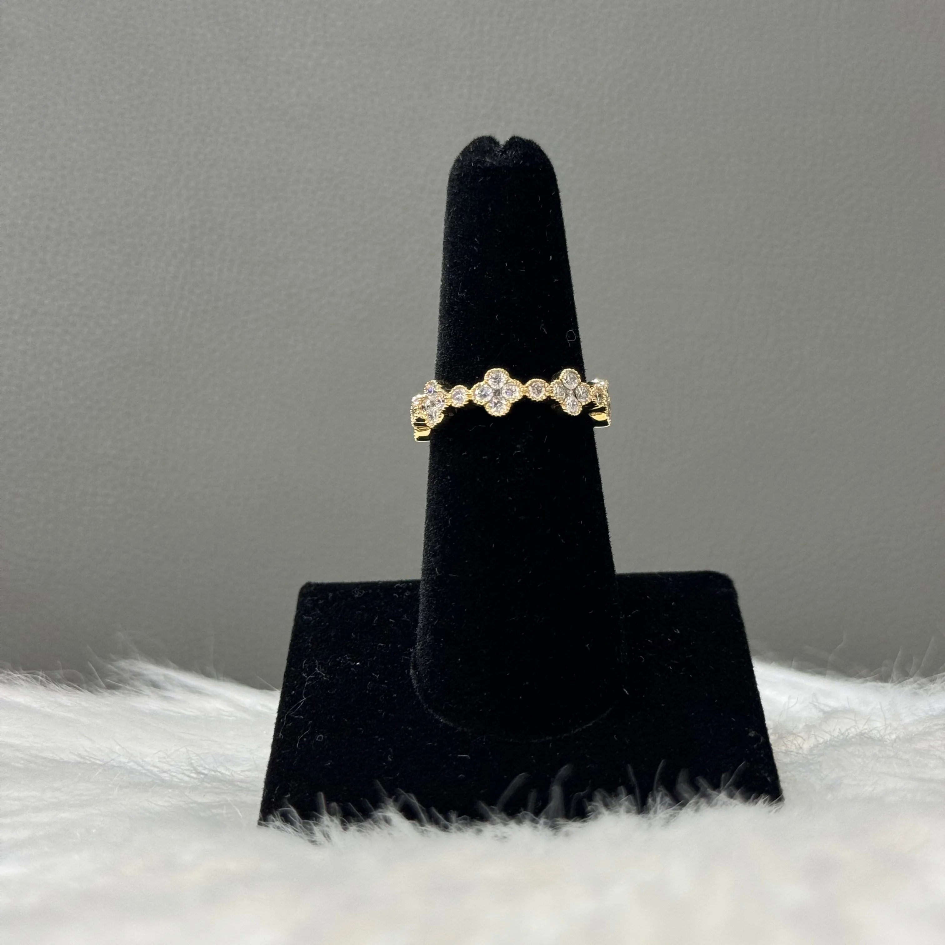 14K Yellow Gold Diamond Flower Ring 0.76Ct Dia / 3gr / Size 7