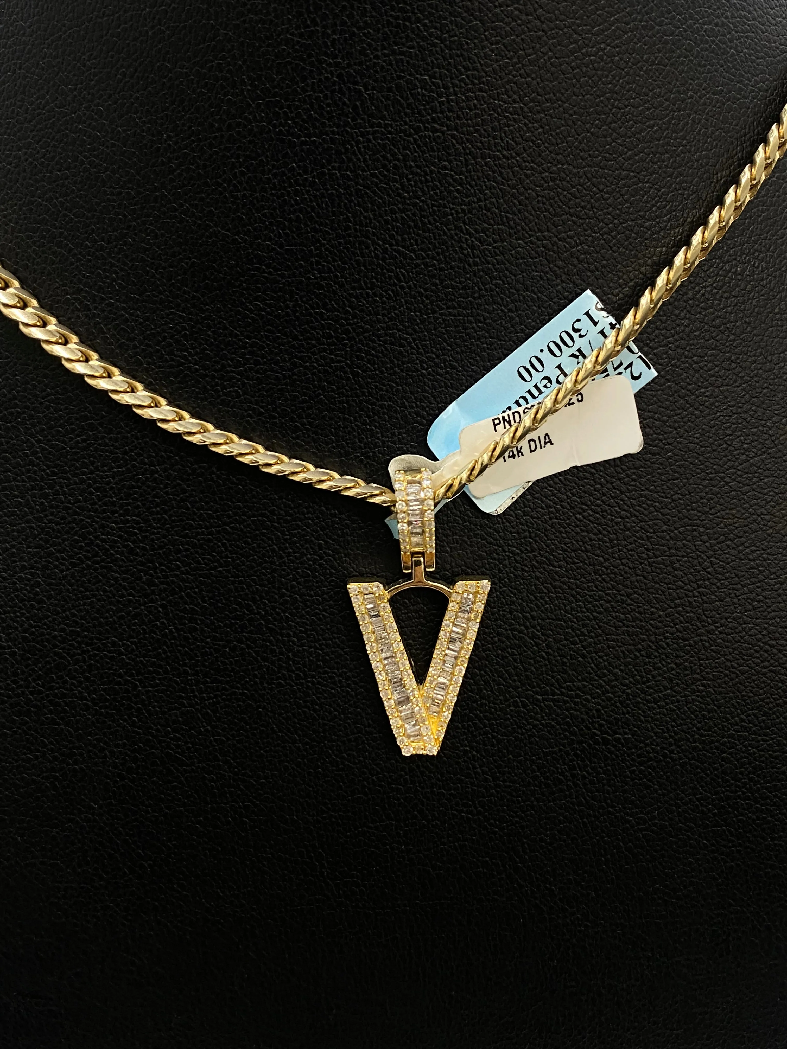 Letter V Pendant 14K Yellow Gold With Diamond / 3.3gr