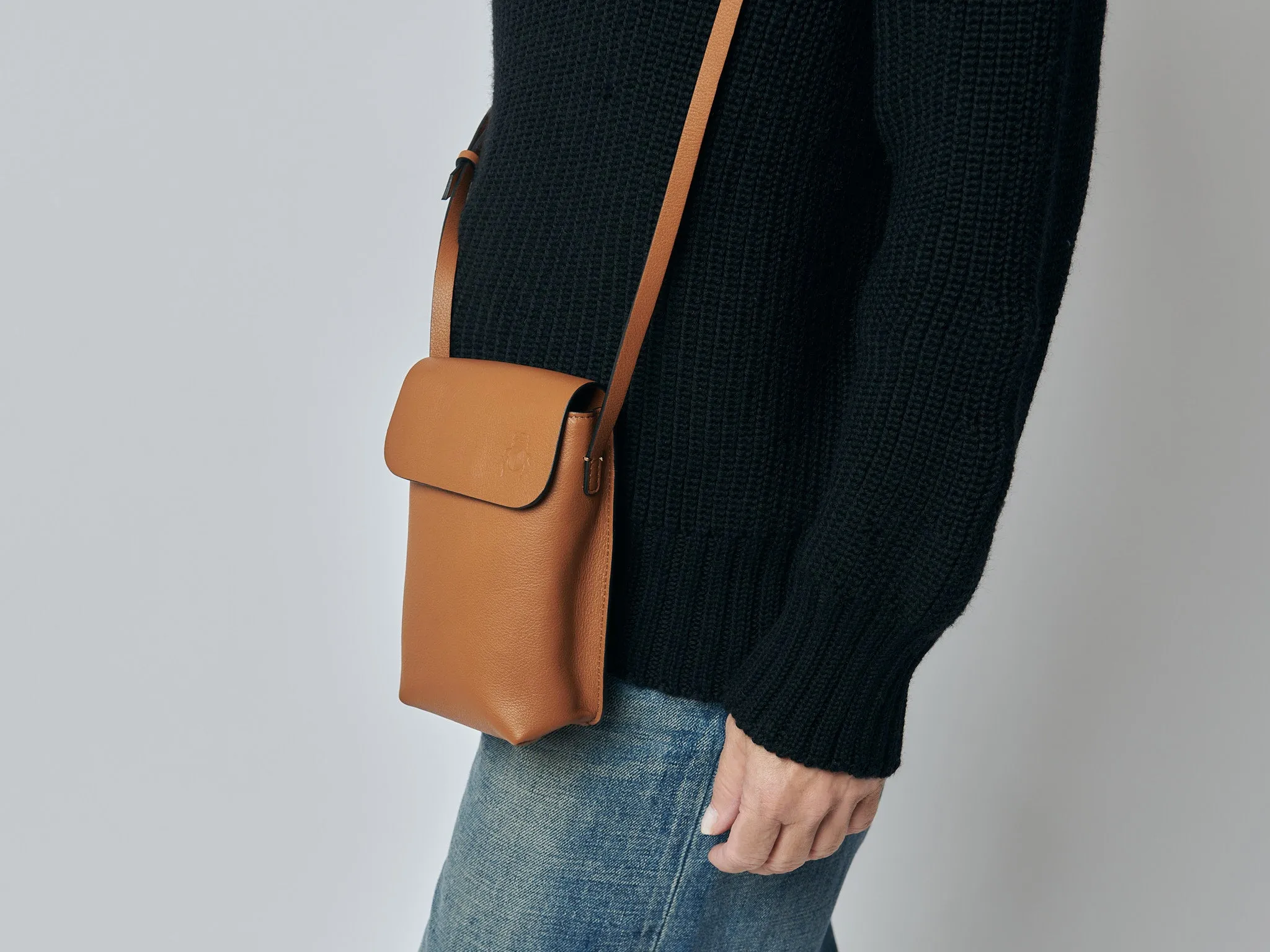 The Connection Phone Bag - cognac